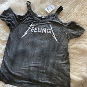 🤘FEELINGZ COLD SHOULDER GRAPHIC TEE 🎸